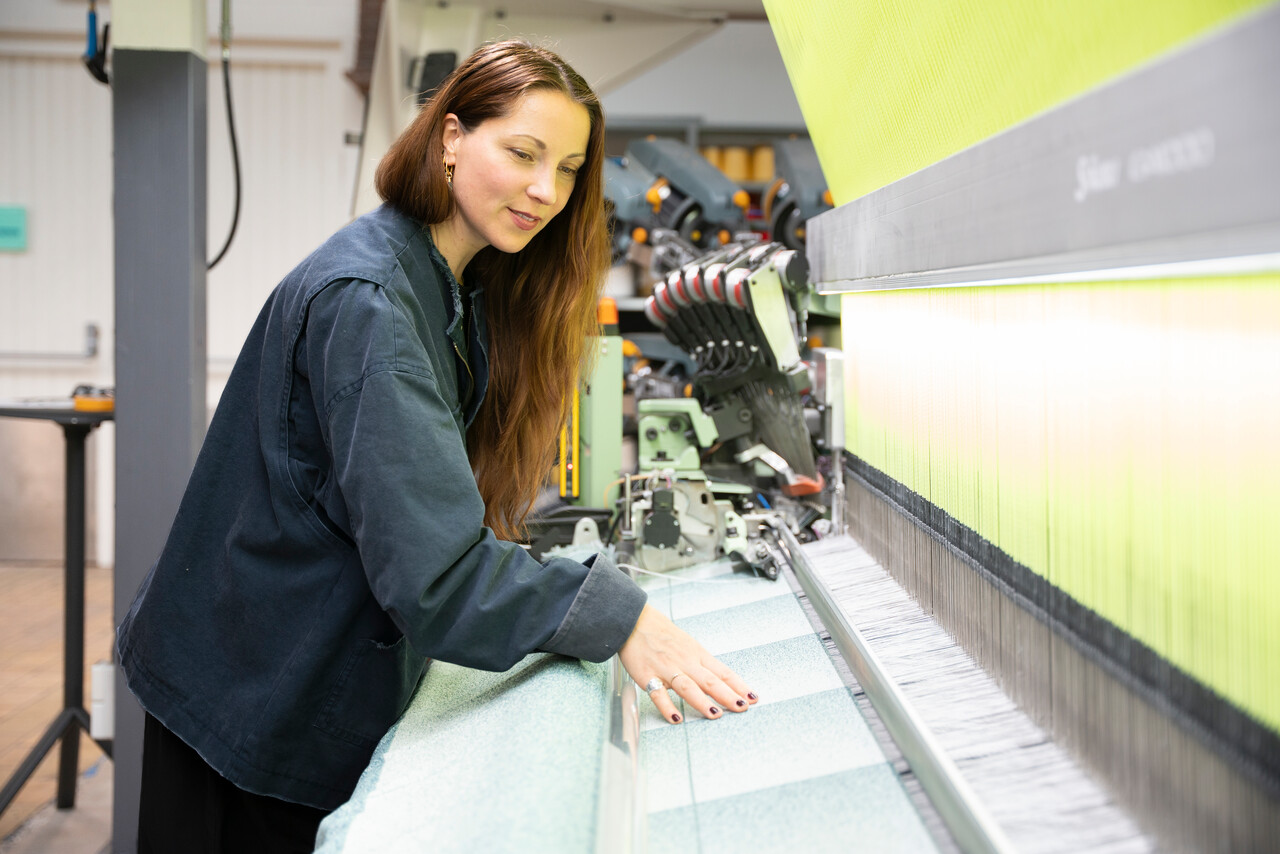  Mae Engelgeer in het TextielLab. Foto door Patty van den Elshout.